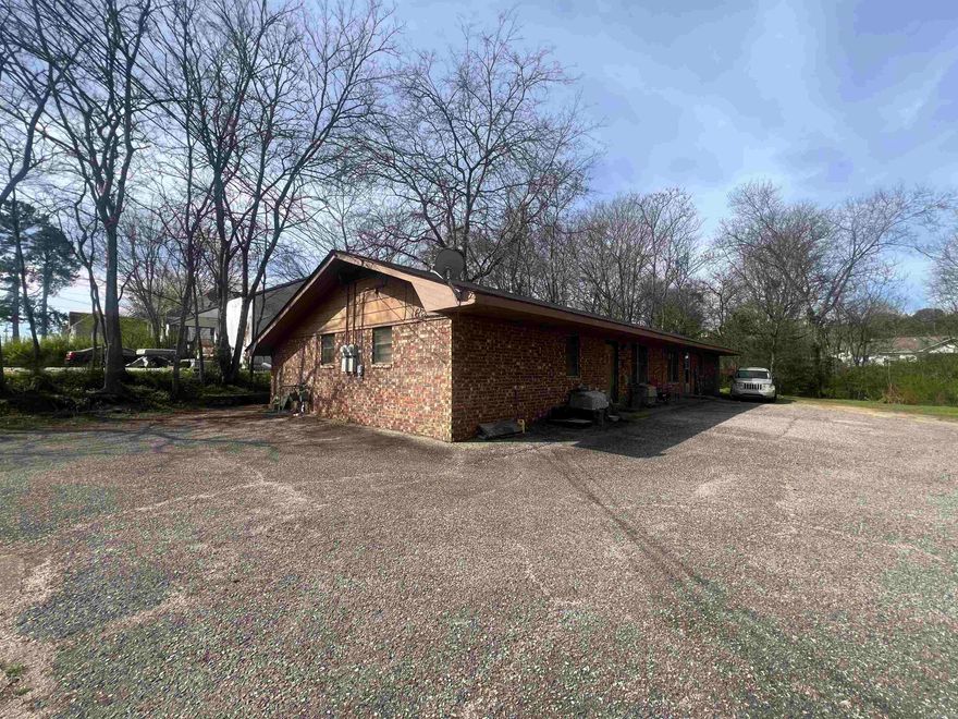 This is a hidden gem 2bd/2bath duplex.  Currently occupied with long term renters and conveniently located to all of Arkadelphia. Great investment opportunity.  See agent remarks.