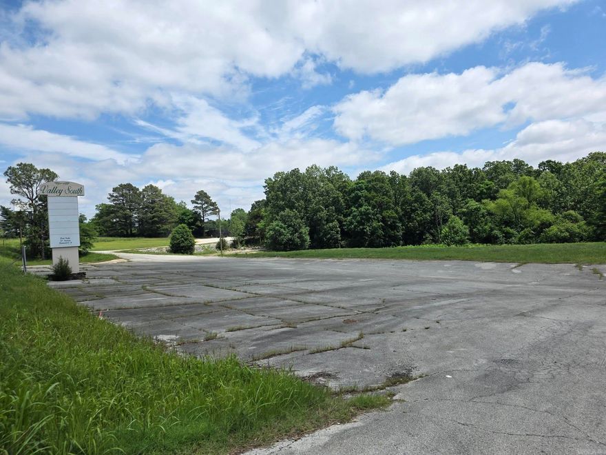 Approx. 2.04+/- Acres Prime Highway Commercial Location Excellent visibility along Linwood Dr / Hwy 49 Former retail site – ready for redevelopment Utilities available (water, electric, gas) Hwy frontage 337' +/-                                            1/2 mile from Neighborhood Walmart                         19 miles from Jonesboro                                           SEE AGENT REMARKS AND SURVEY IN PHOTOS