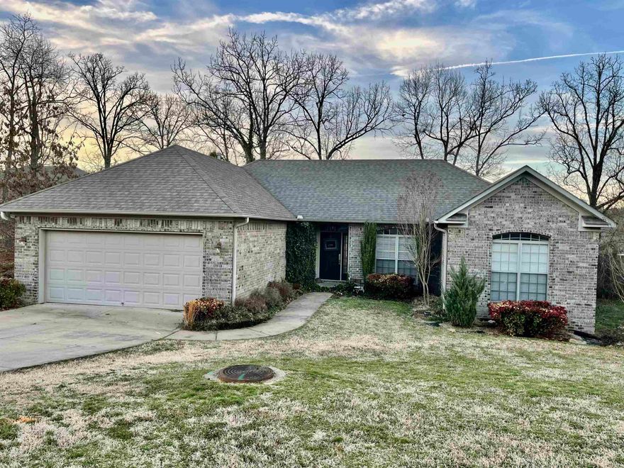 Nice 3bed/2bath home in "Vineyard Subdivision" located near schools, shopping, dining and the interstate...This home has a split floor plan, large greatroom w/wood flooring, Tile in wet areas, tray ceiling in living rm and master bedroom, kitchen has granite counter tops, Covered back deck w/ fenced in yard. This home qualifies for Rural Development 100% financing.