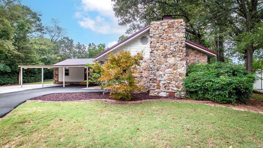 Completely renovated home in the heart of Heber Springs situated on two lots! Would be a perfect full-time residence or weekend getaway with plenty of room for the whole family. This one is a MUST SEE, call to set up a personal tour today before it's gone!
