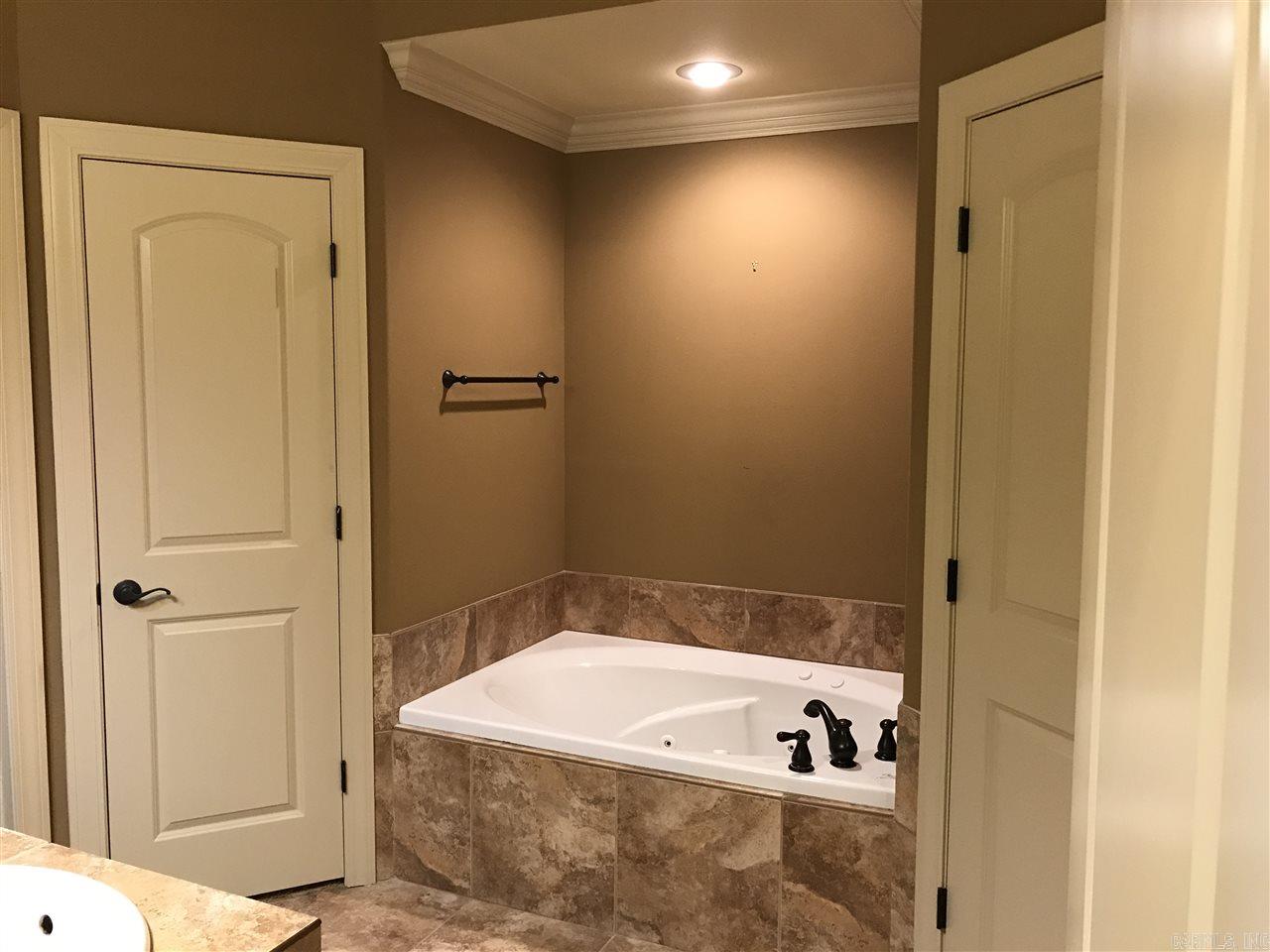 COUNTRY CLUB OF ARK THE - Residential Lease