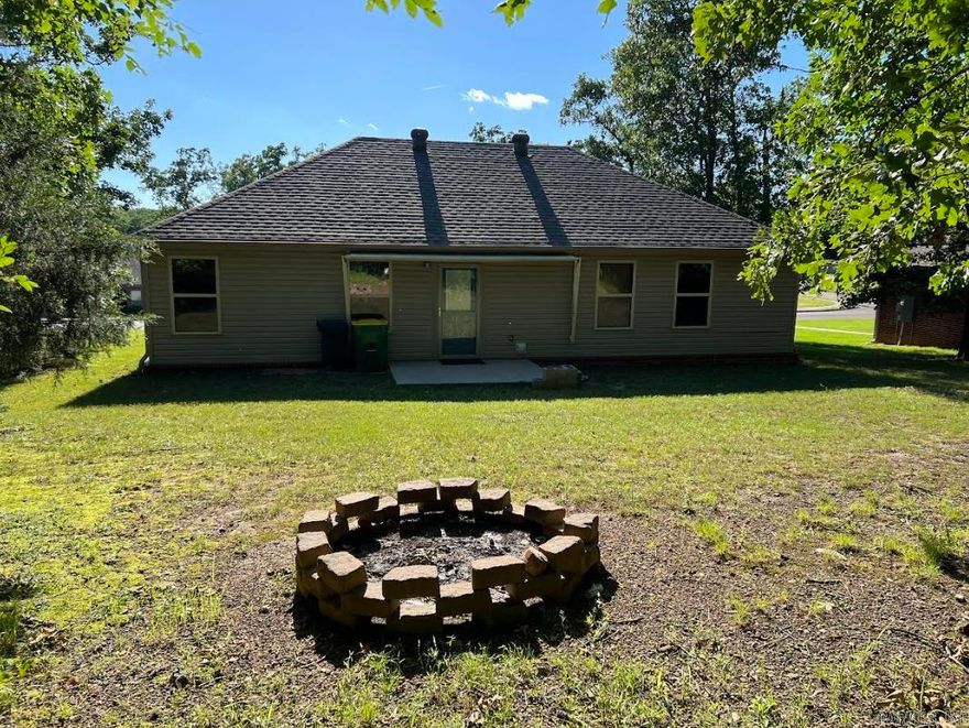 *SHERWOOD* ALL ELECTRIC HOME IN QUIET CUL-DE-SAC!! This 3 Bedroom And 2 Bath Home Features 1415 Square Feet Of Living Space! Electric Range And Dishwasher Provided In Kitchen With Separate Dining Area! Carpet/Wood/Tile Flooring! Home Backs up To Woods with Lots of Privacy! Large Sunsetter Manual Roll Out Awning Over Patio In The back! 2 Car Garage For Parking! Electric Fireplace Is Decorative Only And Not For Tenant Use! PET FRIENDLY!! AVAILABLE MID MARCH 2026!!! <a href='https://raineyrealty.com/virtualtour.php?r=e0IXxM'> Click here for a 360° Virtual Tour</a>