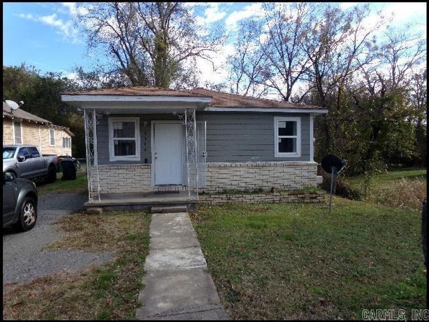 *LITTLE ROCK* CUTE HOME IN JOSEPH MCCOPPIN SUBDIVISION!! This Three Bedroom Home Features Almost 1100 Sqft! Includes Stove And Refrigerator In The Kitchen! Washer/Dryer Hookups! Wood Plank Flooring Throughout! PET FRIENDLY!! AVAILABLE NOW!!! <a href='https://raineyrealty.com/virtualtour.php?r=hTE0kU'> Click here for a 360° Virtual Tour</a>
