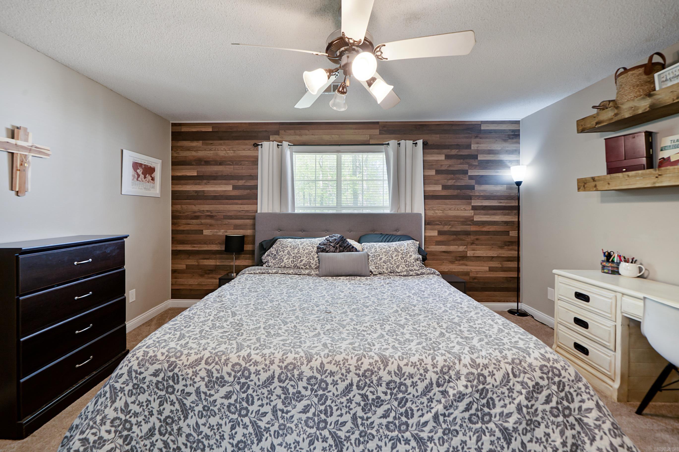 TOWERING OAKS - Residential