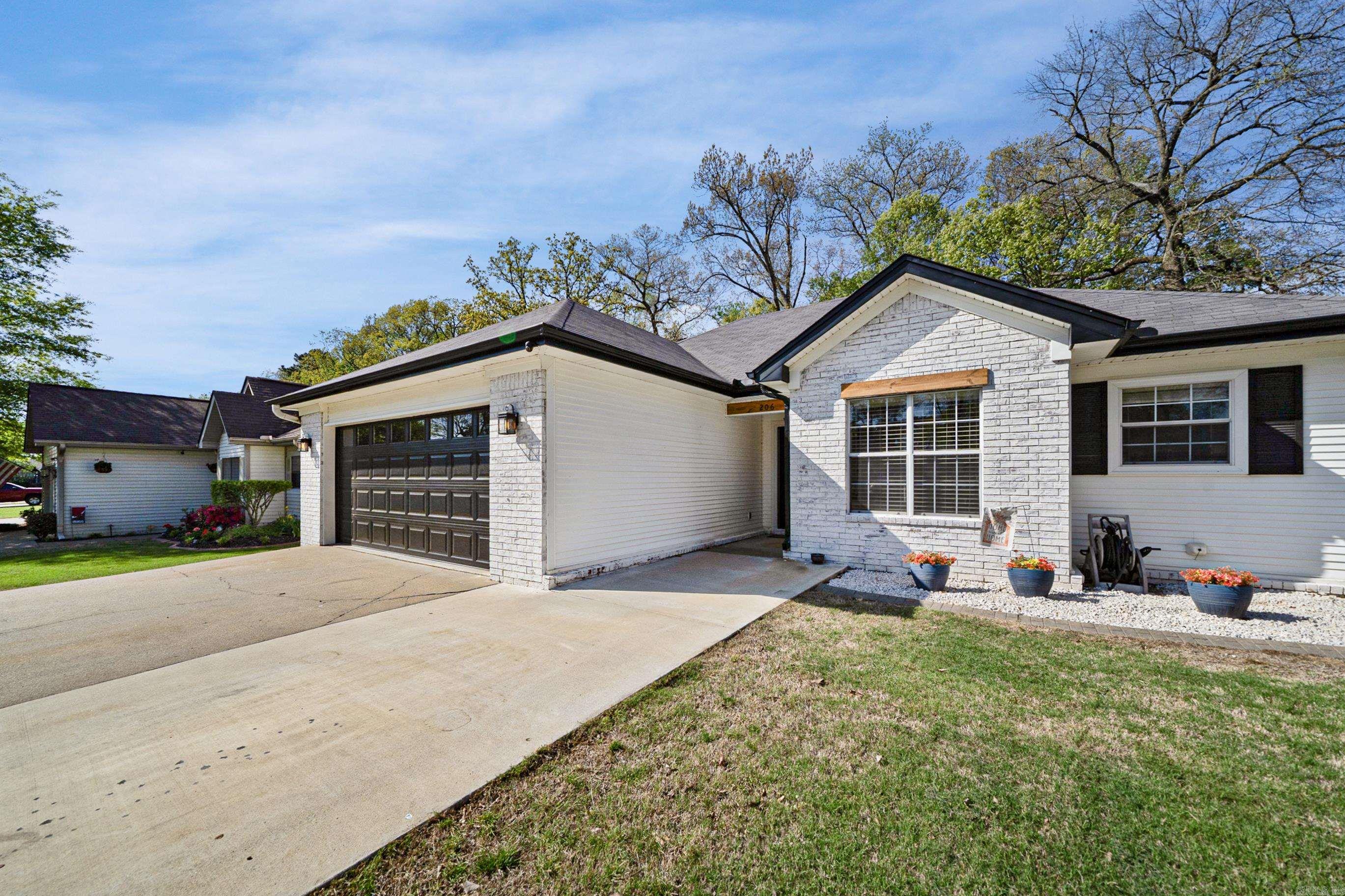 TOWERING OAKS - Residential