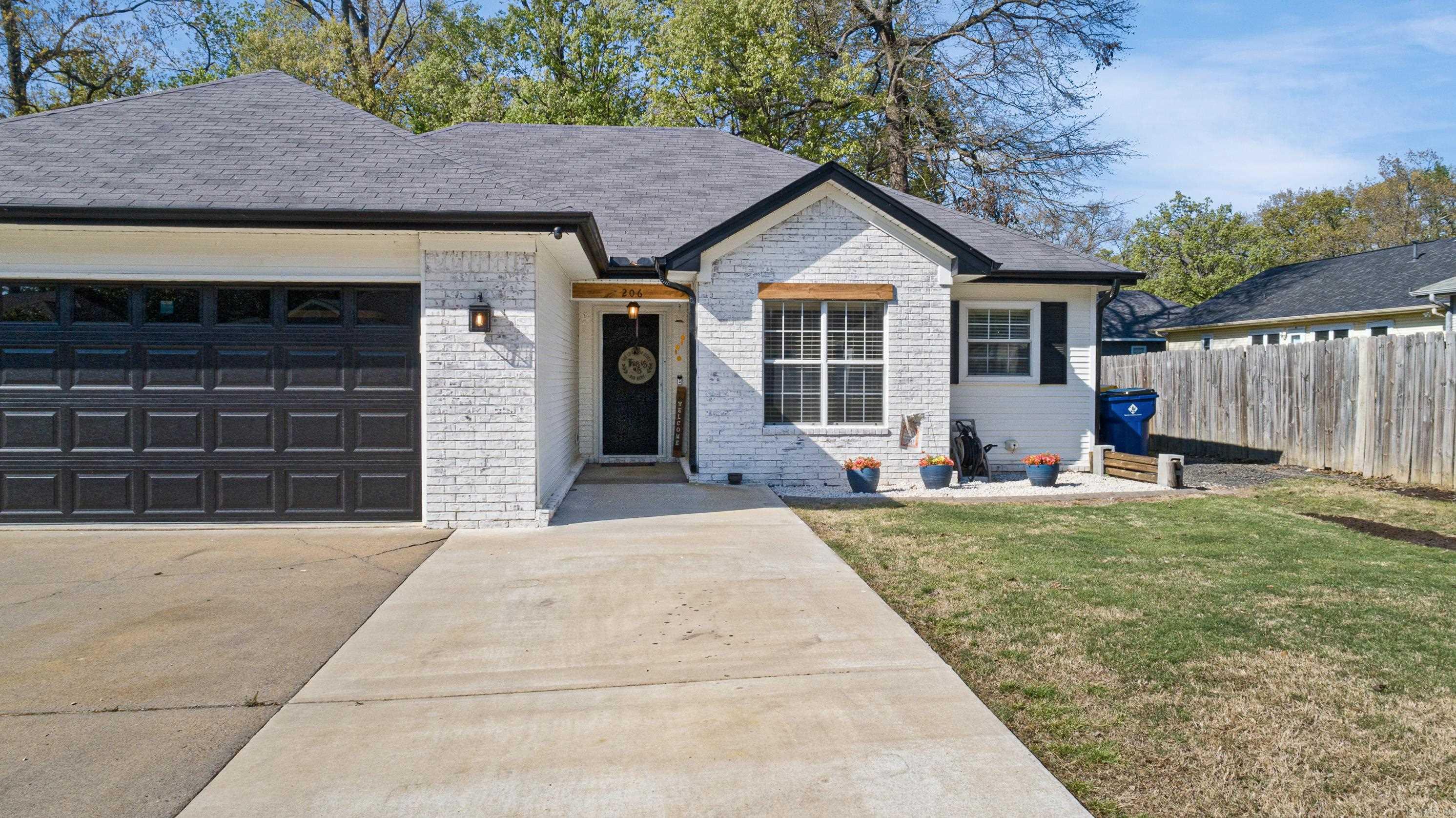 TOWERING OAKS - Residential