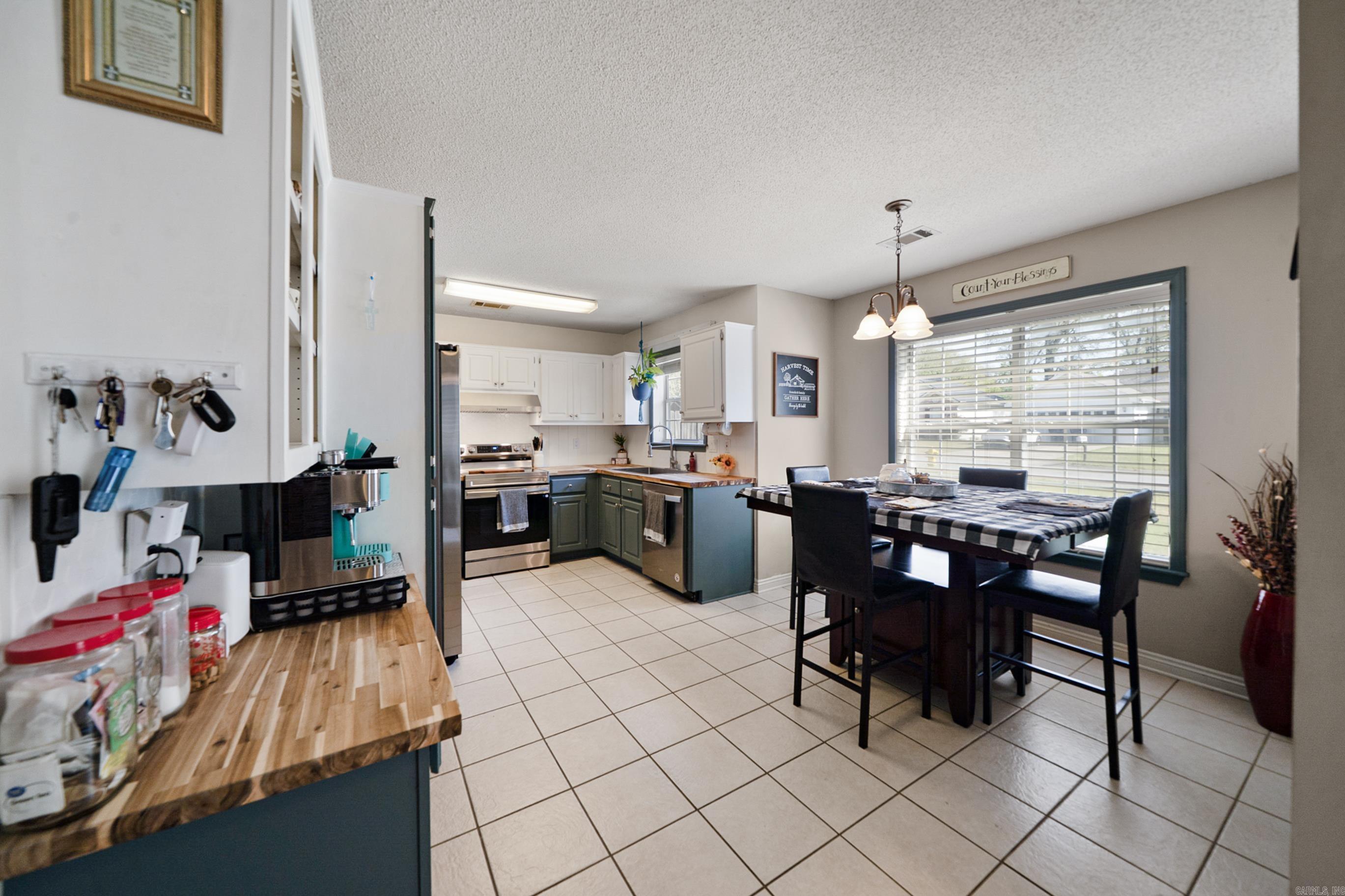 TOWERING OAKS - Residential