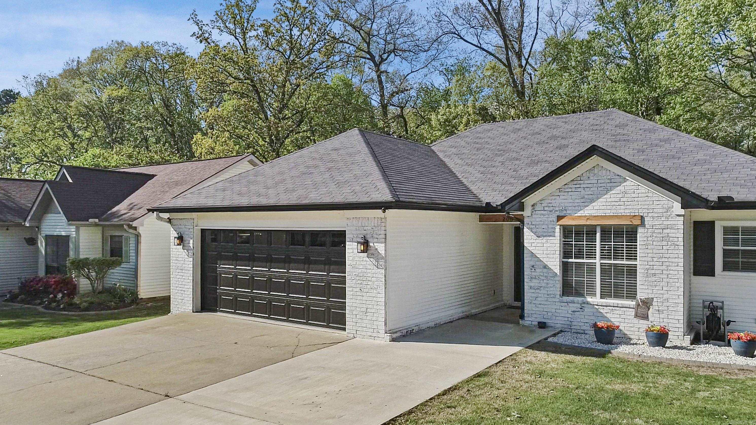 TOWERING OAKS - Residential