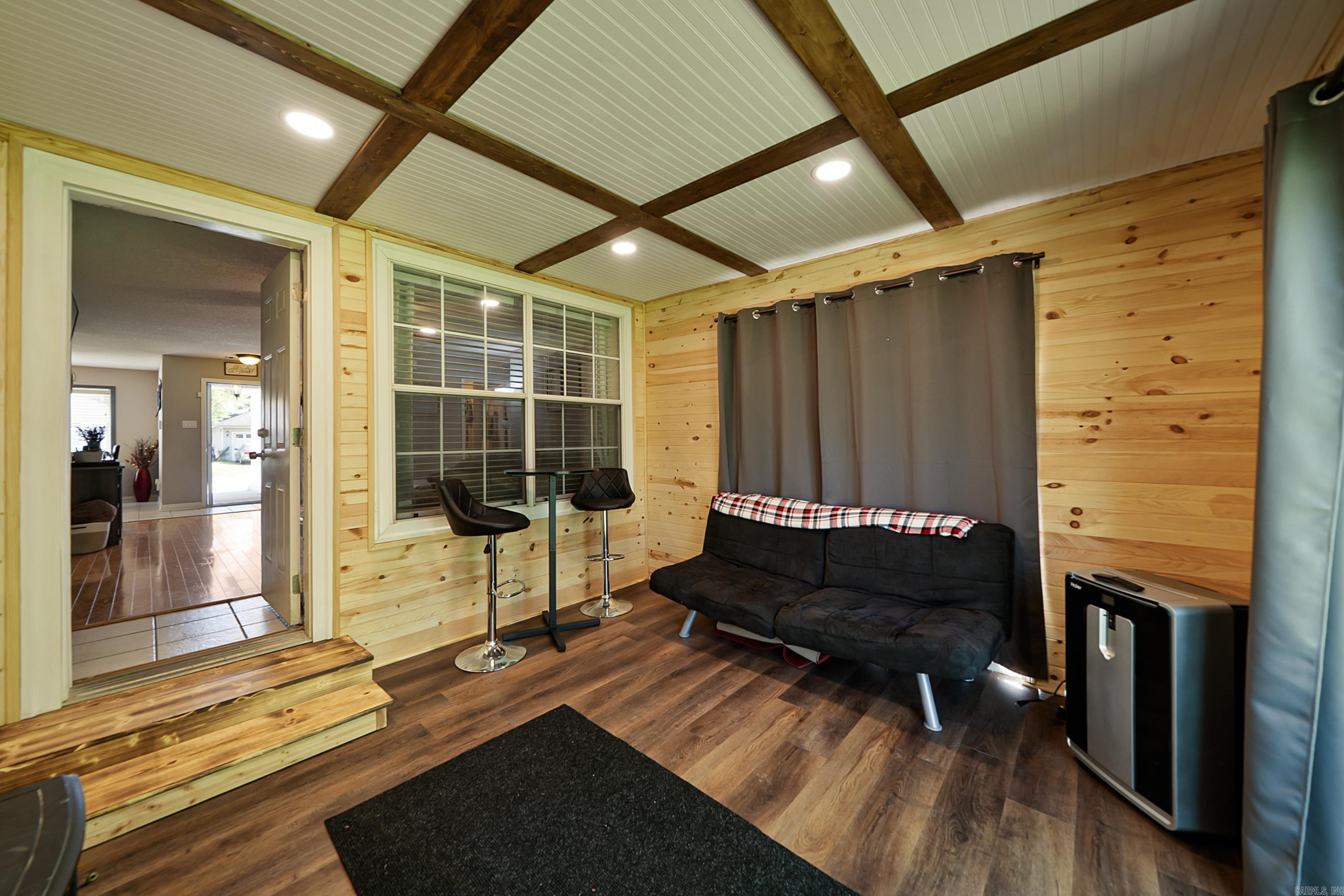 TOWERING OAKS - Residential