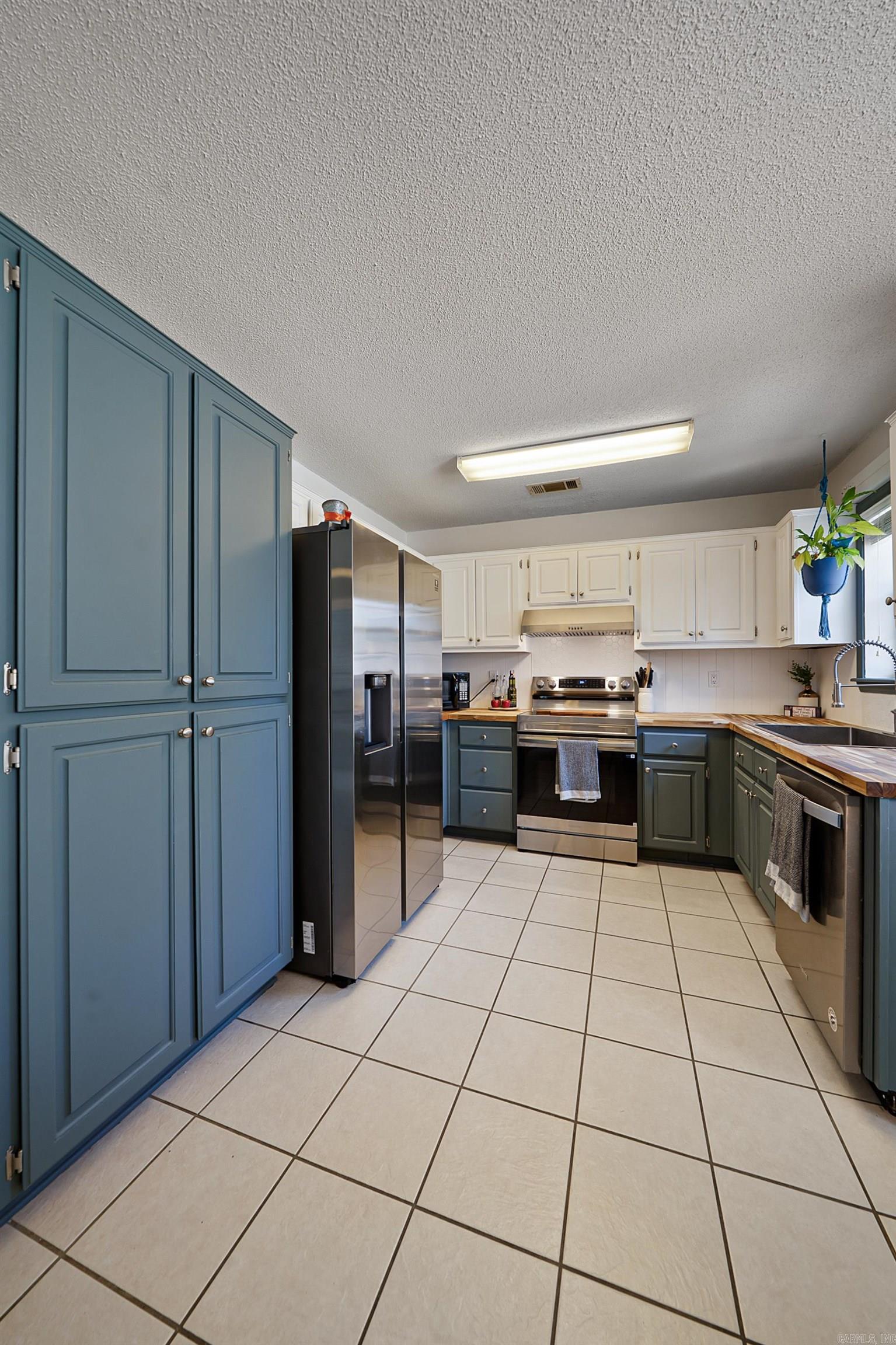 TOWERING OAKS - Residential