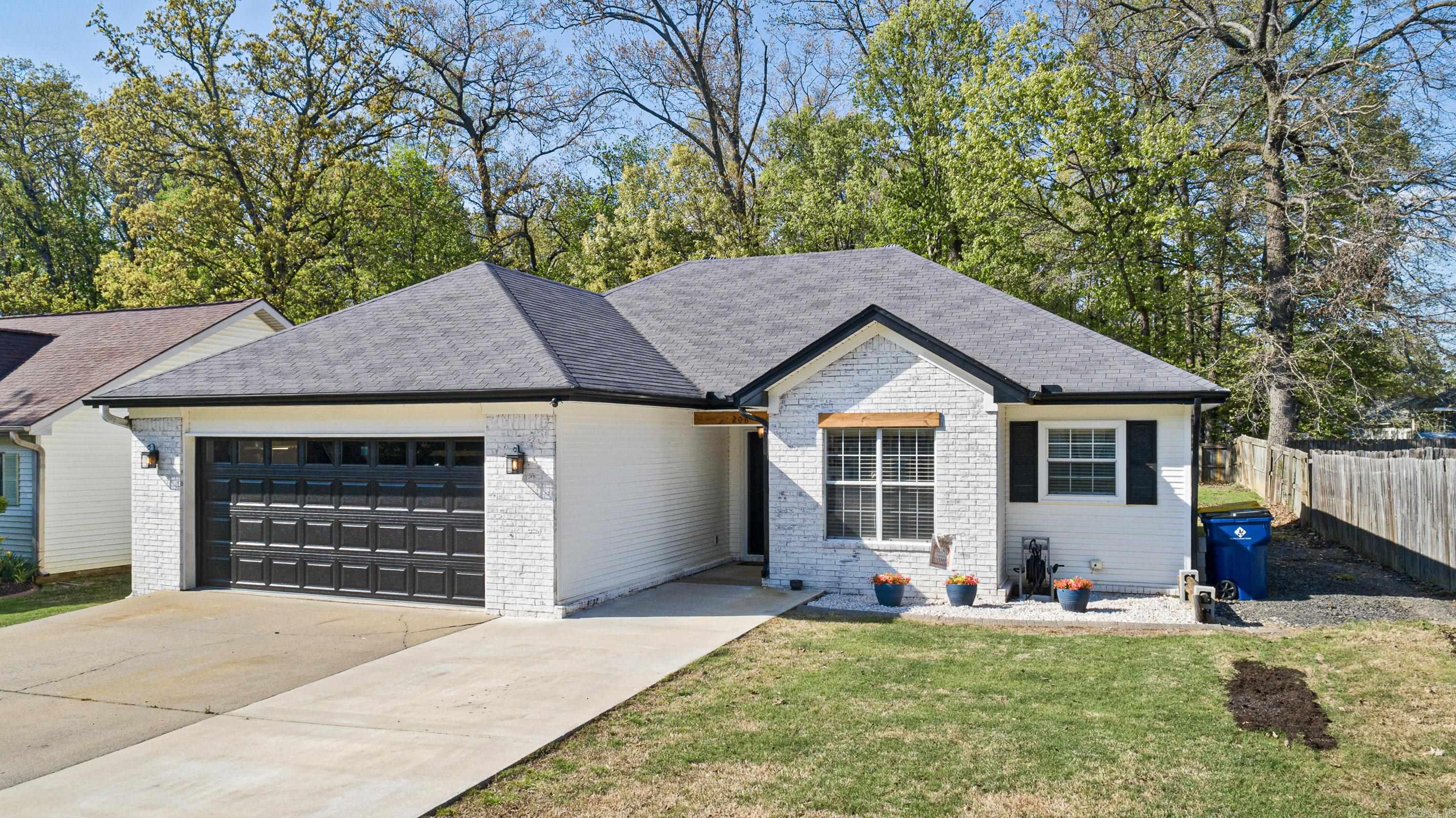 TOWERING OAKS - Residential