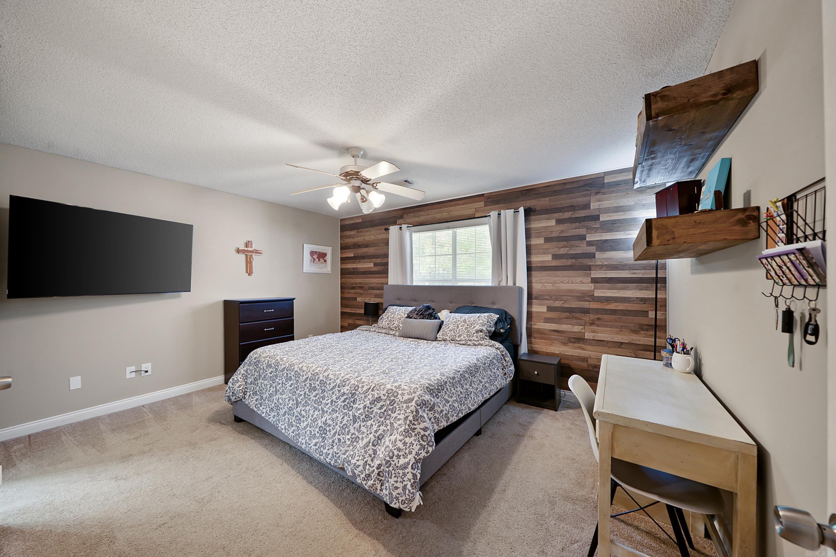 TOWERING OAKS - Residential