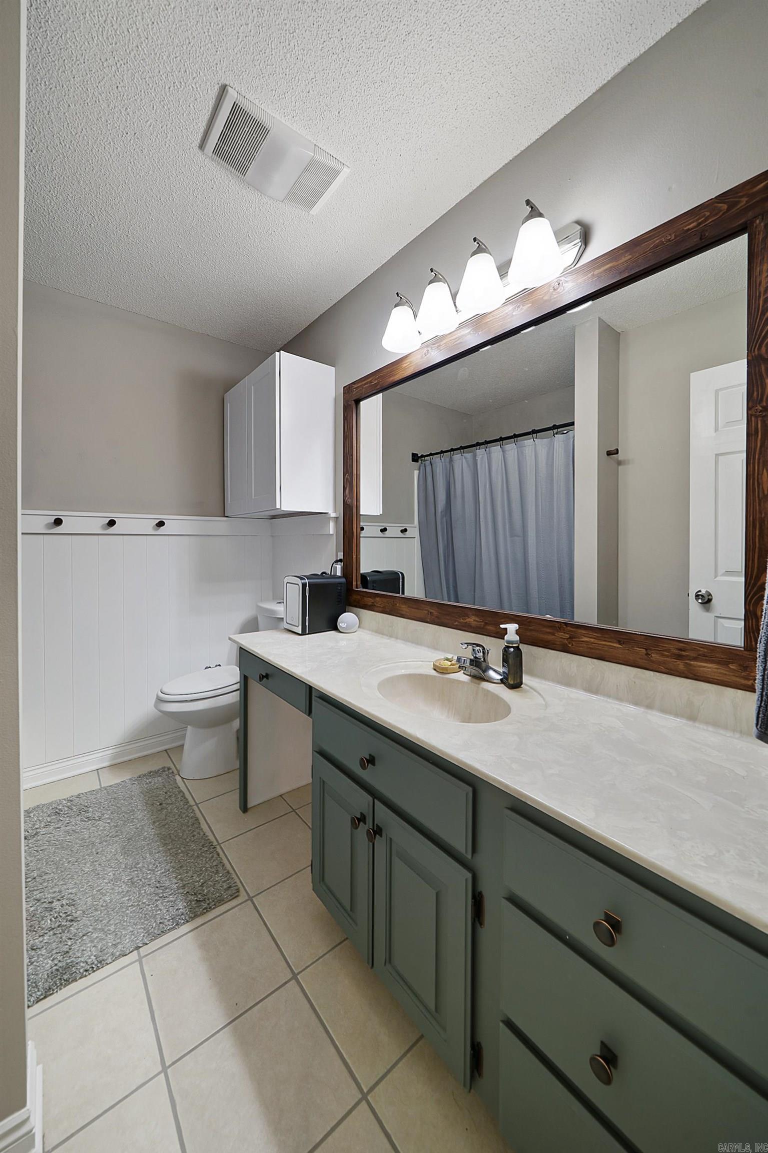 TOWERING OAKS - Residential