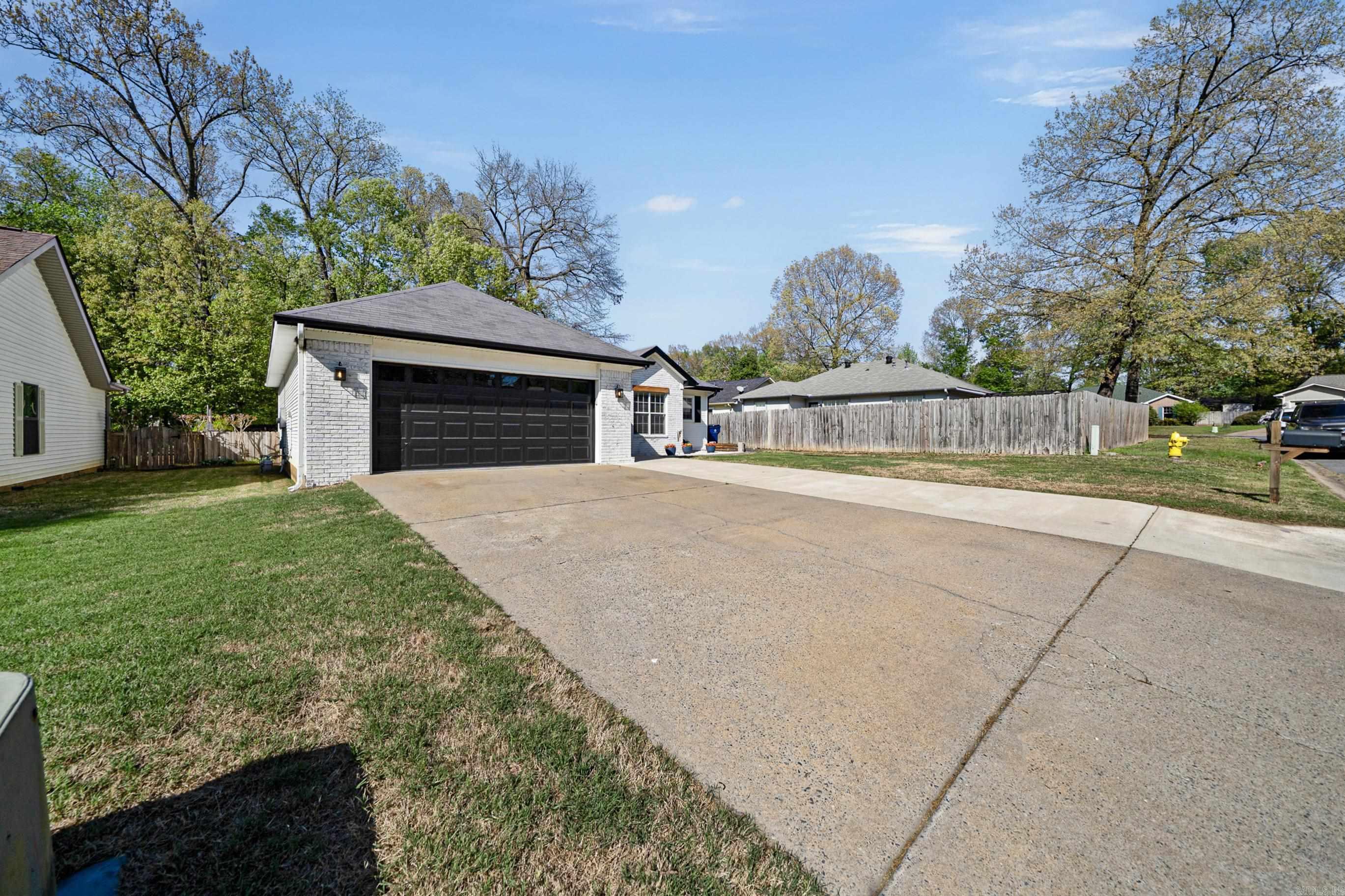 TOWERING OAKS - Residential