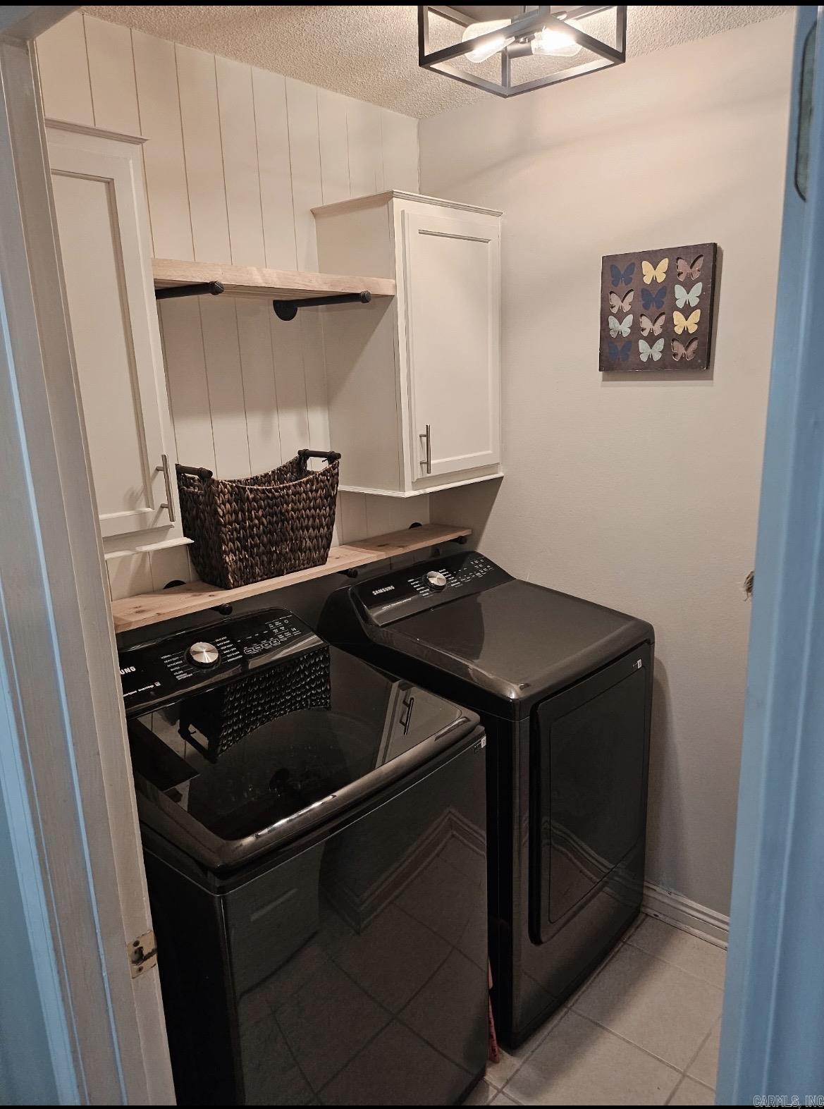 TOWERING OAKS - Residential