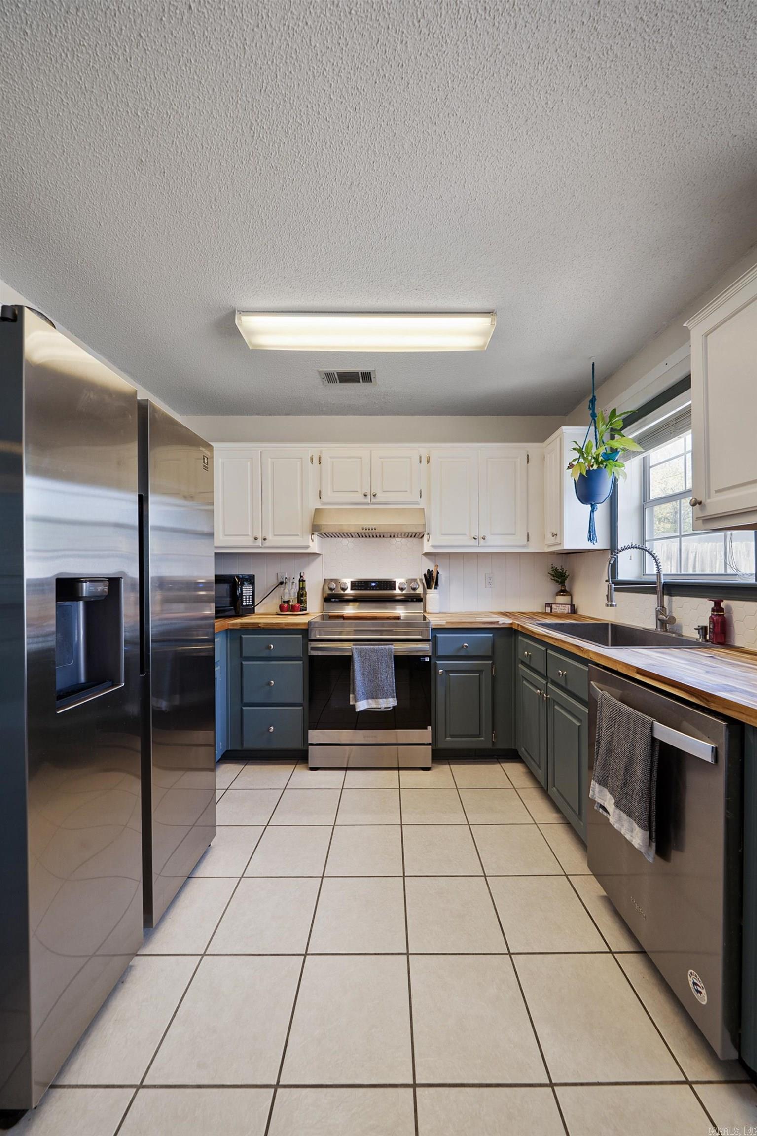 TOWERING OAKS - Residential