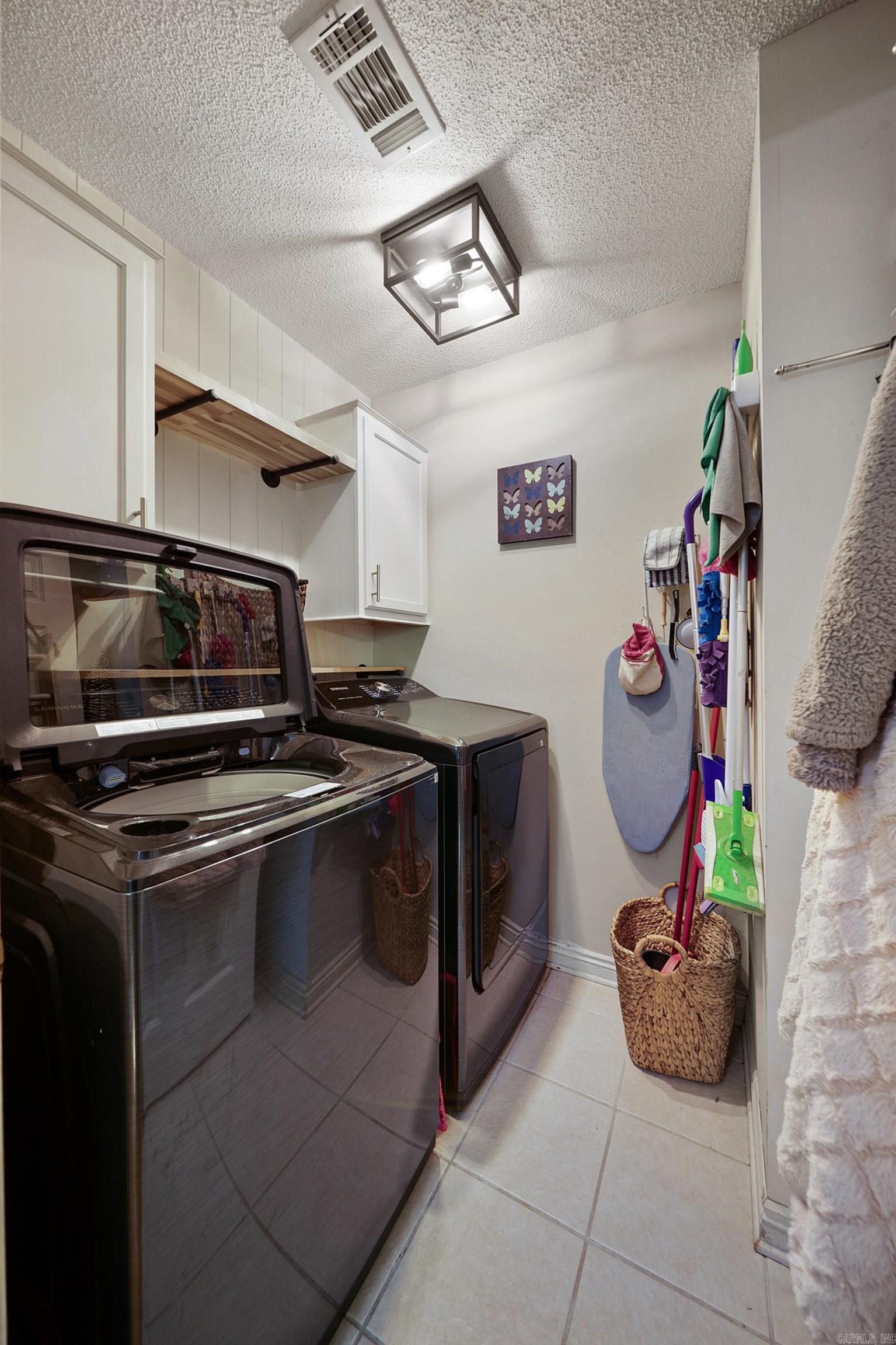 TOWERING OAKS - Residential