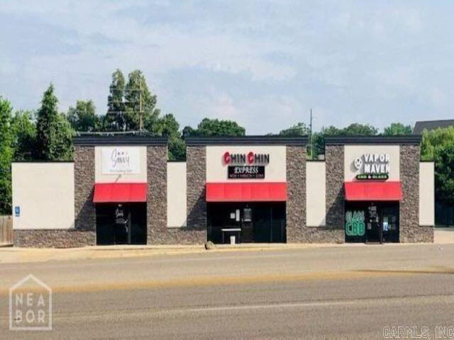 2304 E. Johnson Avenue is a 2400 square foot space available for lease. This is a 3 tenant commercial strip center located across the street from Arkansas State University. End cap unit with Chin Chin Express and Vapor Maven being fellow tenants. Other neighboring businesses include Kum-N-Go and Subway (in the building next door). Highly recognizable to students and patrons alike, this modern center offers a prime location with great daily traffic count. The current layout is conducive to retail, office, or restaurant use and features a stock room, break room, additional storage, show room floor, and a restroom. Its in very close proximity to downtown, east Jonesboro and Arkansas State University.