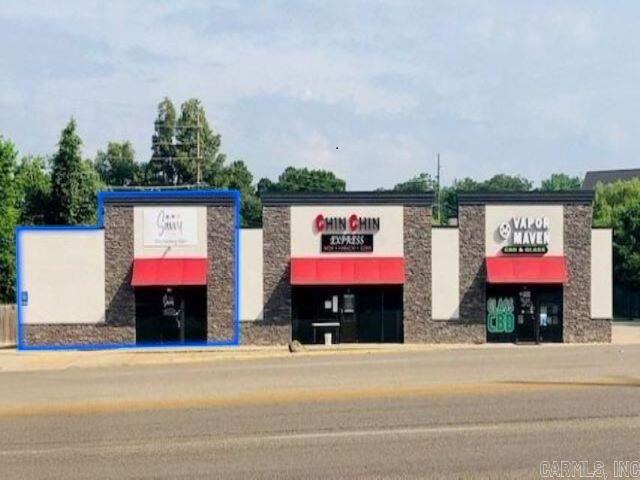 2304 E. Johnson Avenue is a 2400 square foot space available for lease. This is a 3 tenant commercial strip center located across the street from Arkansas State University. End cap unit with Chin Chin Express and Vapor Maven being fellow tenants. Other neighboring businesses include Kum-N-Go and Subway (in the building next door). Highly recognizable to students and patrons alike, this modern center offers a prime location with great daily traffic count. The current layout is conducive to retail, office, or restaurant use and features a stock room, break room, additional storage, show room floor, and a restroom. Its in very close proximity to downtown, east Jonesboro and Arkansas State University.
