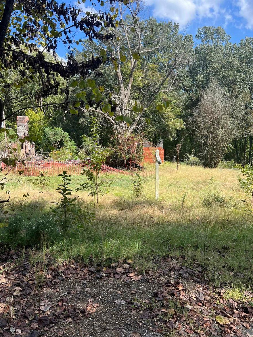 Looking for country style living, then look no further.  This location is perfect and it provides the peace and quiet that you long for after a hard day's work.  There are 3 lots at this location which makes it spacious as well.