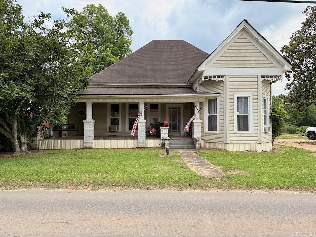 Charming, spacious property located on West Central in Warren Arkansas. Large home with 5 bedrooms, a front porch, back deck and large fenced in back yard for your pets, gardening, outdoor activities or future expansion. Inside, enjoy a cozy layout with large windows for natural light. Small town charm and room to grow! Don't miss out! Call for your showing today.