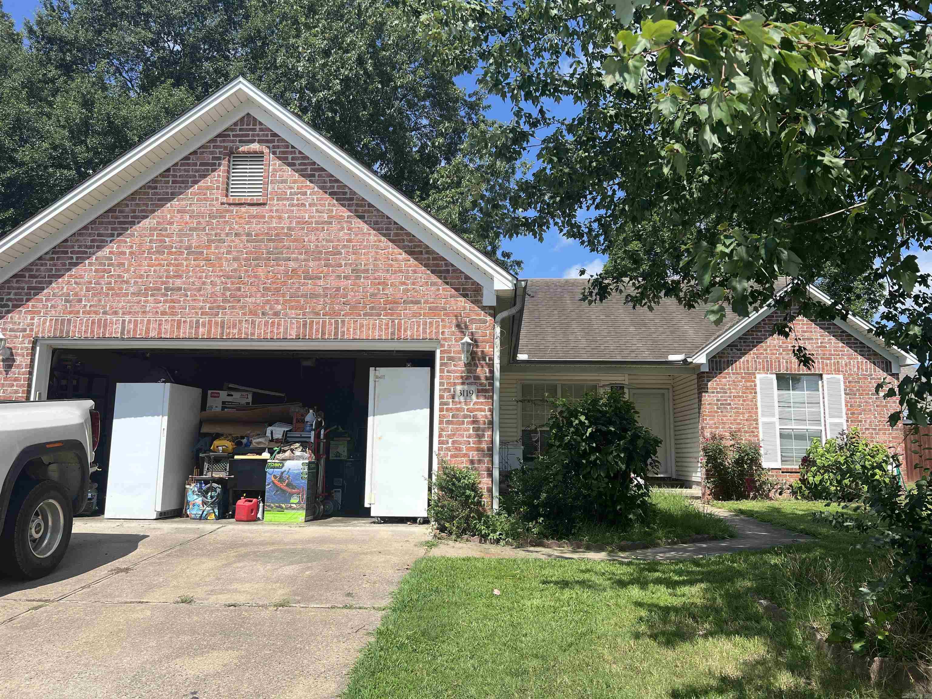24 HOURS NOTICE REQUIRED FOR ALL SHOWINGS. NO EXCEPTIONS. GREAT 3 bedroom 2 bath in Benton neighborhood off Alcoa Road and across the street from Hurricane Creek Elementary School. Only a mile from Bishop Park! Primary bath has two walk in closets and separate tub and shower. Would make a wonderful investment or family home. Condition of fireplace is unknown. Home is being sold as-is/where-is. No seller property disclosure. Appointments require 24 hours notice - no exceptions.