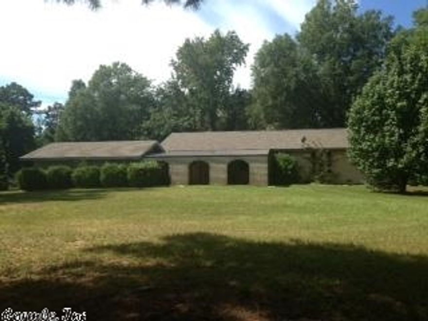 Spacious 4 Bedroom 2.5 Bath house located in Glenwood, just minutes from the Glenwood Golf  Course. This home as a newly updated kitchen, 2 living areas, large yard and much more. Priced to Sell!