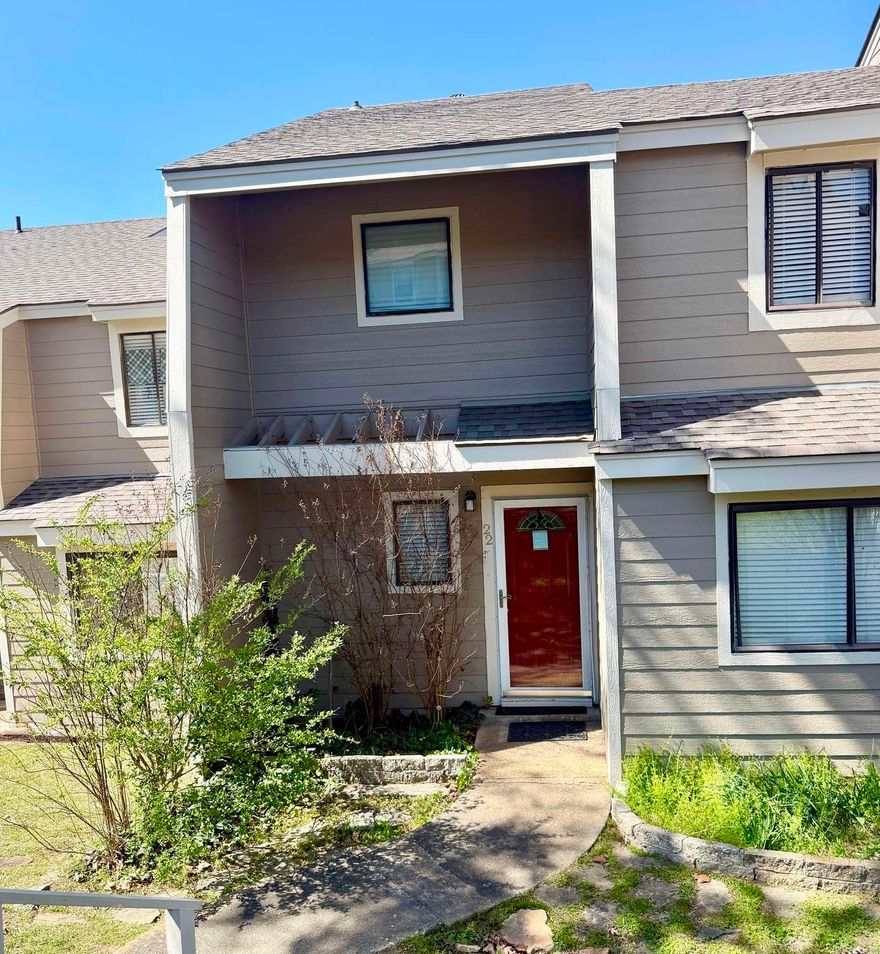 Welcome to this centrally located 3-bedroom, 1.5-bath condo in the heart of Little Rock. Perfectly positioned near shopping, dining, and entertainment, this home offers both comfort and convenience with low-maintenance living—ideal for today’s busy lifestyle.