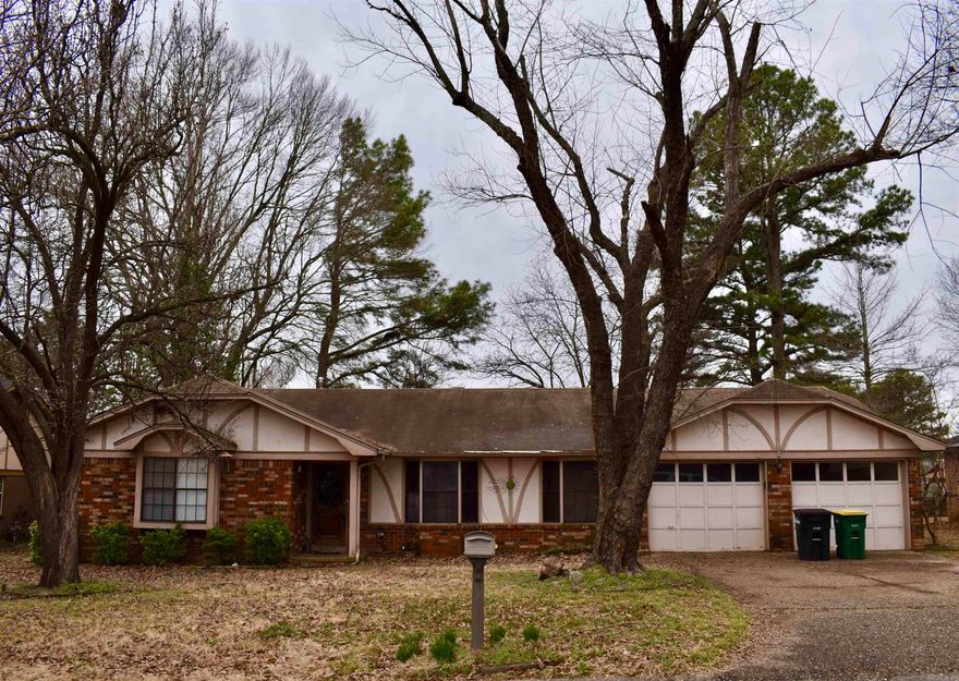 Home being sold "AS IS" seller will make no repairs. 1 level home in great neighborhood near end of cul-de-sac. Home is ready for you to come and make this your own. Large living room with vaulted ceiling. Eat in kitchen and separate dinning room. 3 bedrooms and 2 full baths. Large laundry room. 2 car garage. Attic above garage is floored for additional storage. Large back yard with main patio and 2 other smaller concrete areas for additional outdoor entertaining.