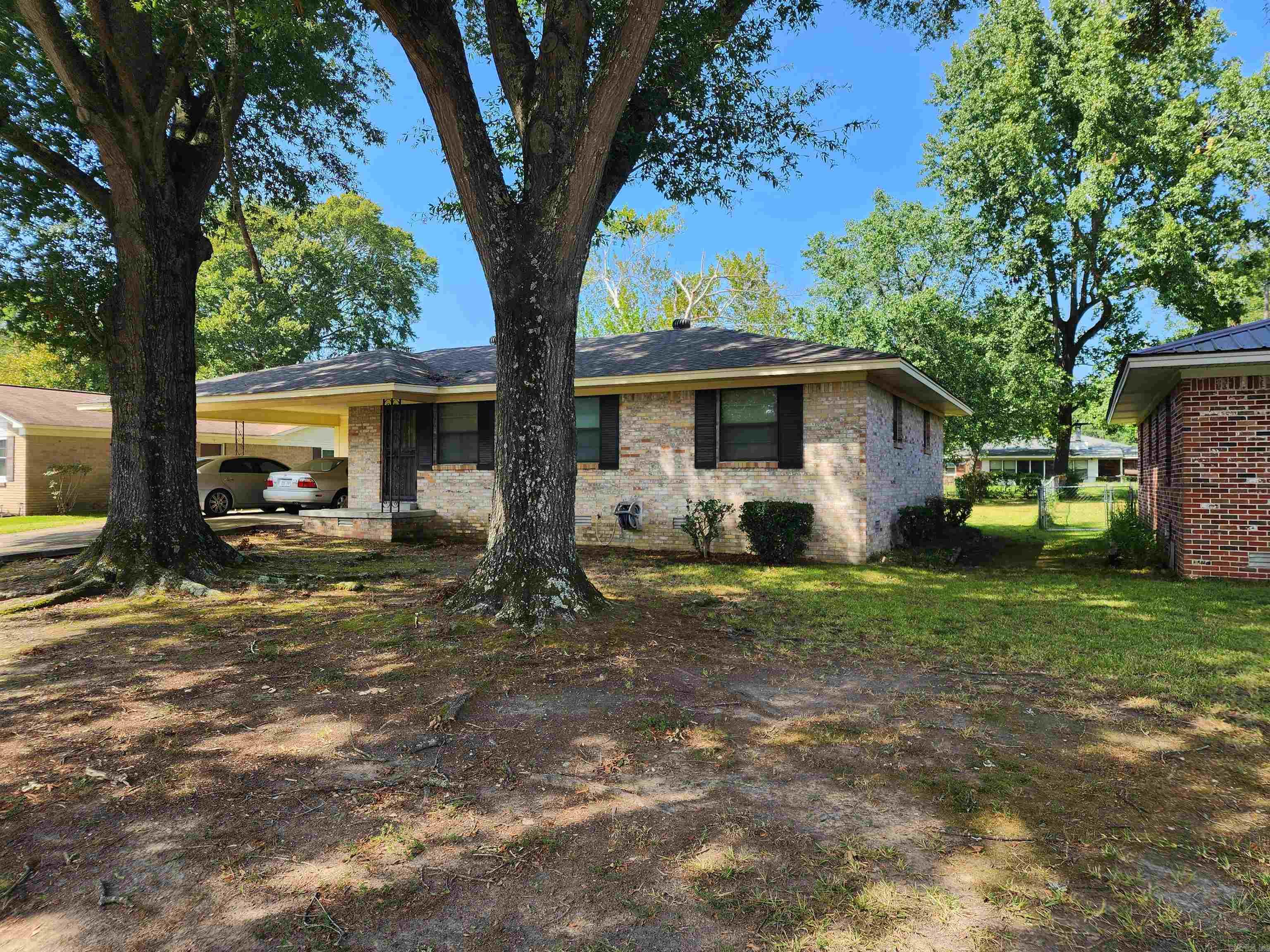 TOWN & COUNTRY - Residential