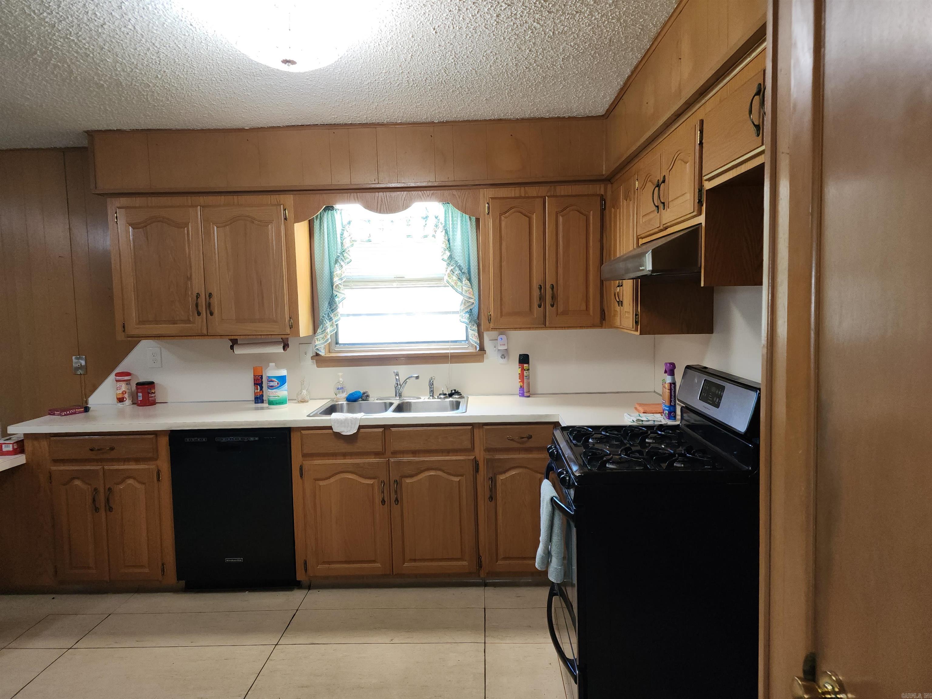 TOWN & COUNTRY - Residential