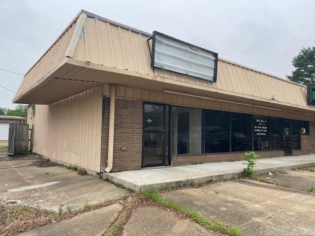 Discover the perfect commercial property in Brinkley, AR! This gem offers space for two separate businesses, ideal for entrepreneurs or investors seeking versatility. Prime location, ample parking, and great visibility make it a standout opportunity. Don't miss out!