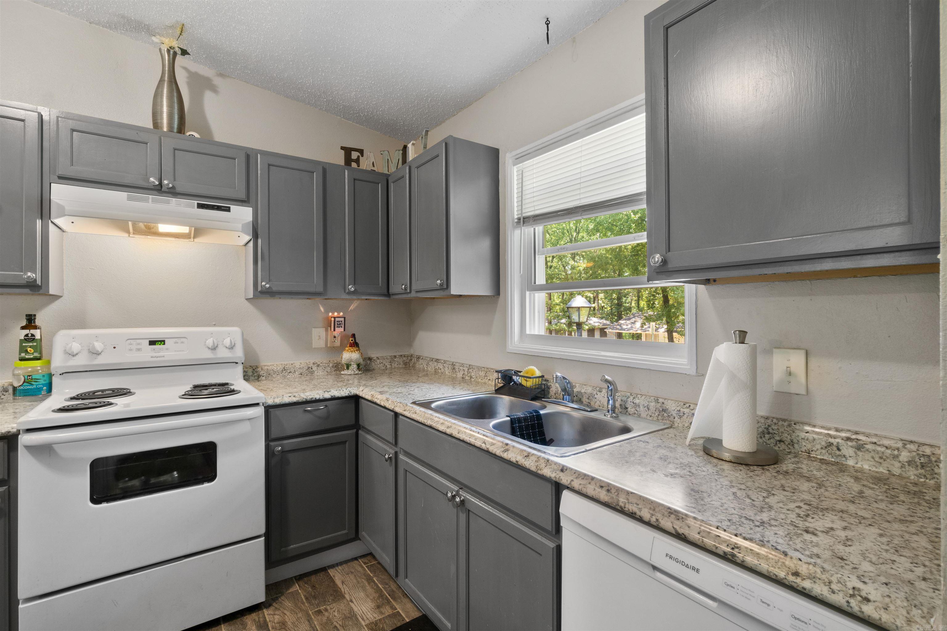 MEADOWCLIFF - Residential