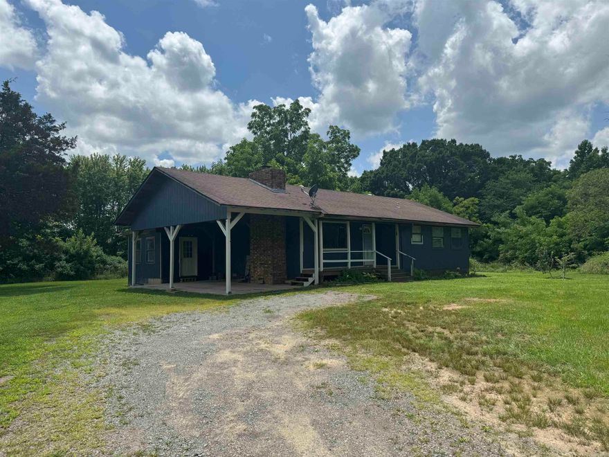 Check out this recently remodeled 2 bed/1 bath with a huge bonus room. This cute home is on 3.30 acres in Wooster! Only 12 minutes from Conway and the interstate. This adorable house will be available for a 6 month lease term starting on June 5, 2024. Contact us today for more information and to fill out an application!
