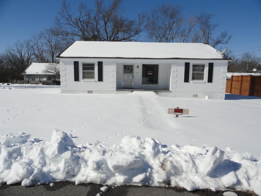 2 bed 1 bath home in Marshall, AR on 0.25 acres. New vinyl plank flooring in the living room and bathroom. Livable now but could use some updates and remodeling. Priced to sell quickly.