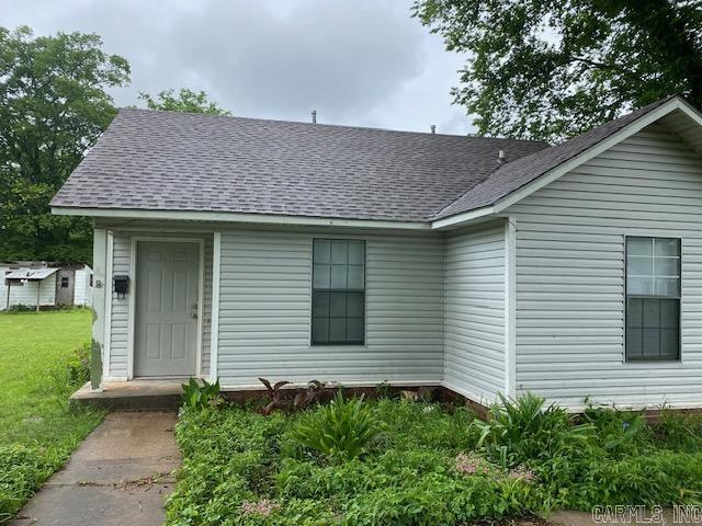 Check out this excellent opportunity for a first time home buyer or investor looking to add to their rental portfolio. This house consists of 2 bedrooms and 1 bathroom and has a spacious, open kitchen. Call listing agent to set up your private tour!