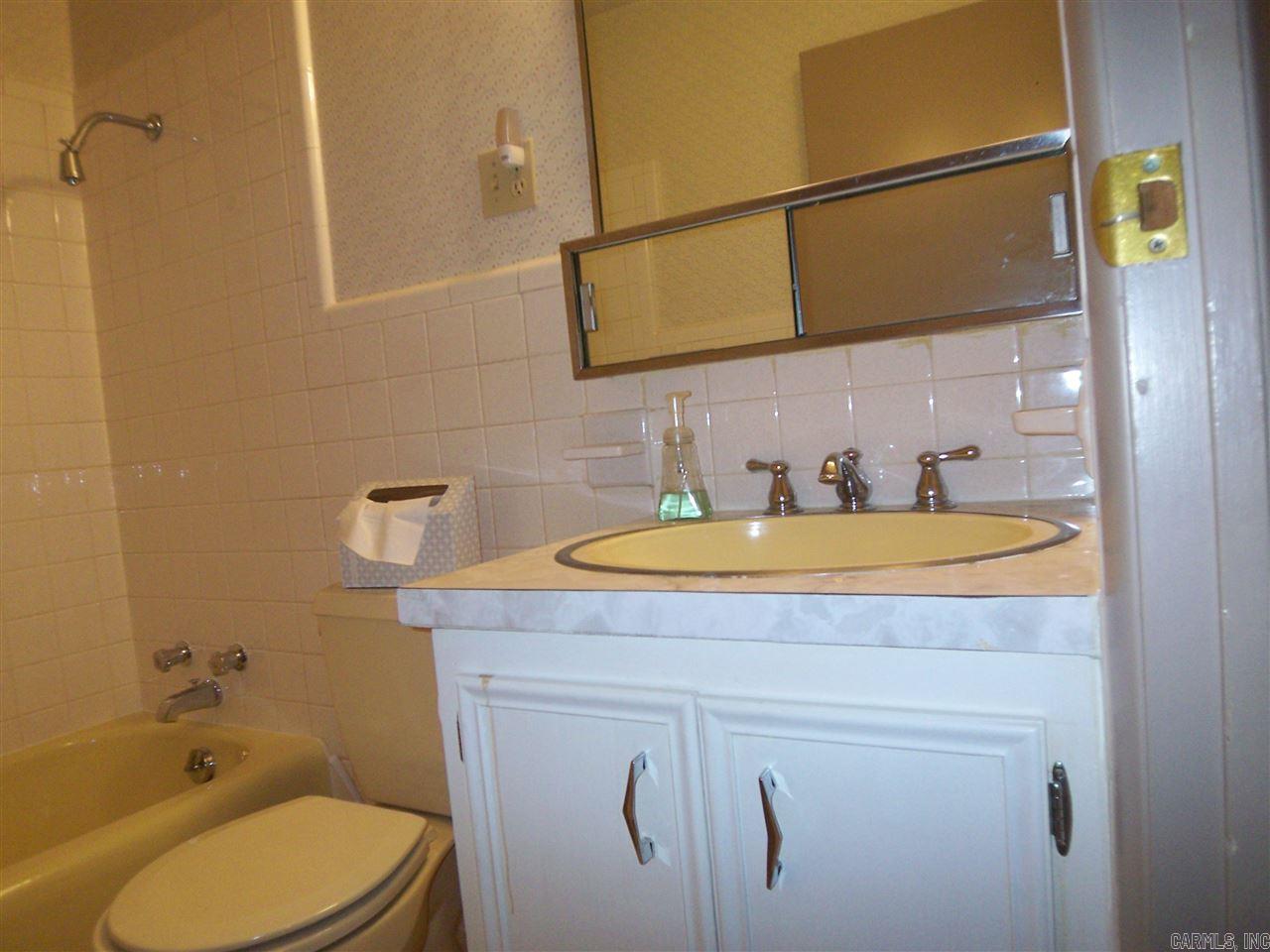 BEAUTIFUL LAKEVIEW - Residential