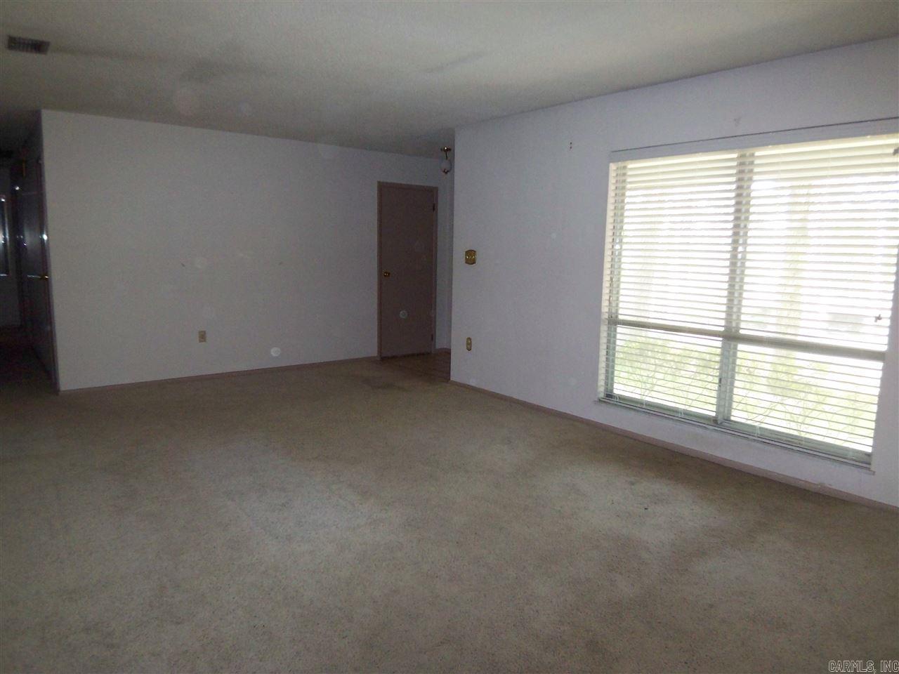 BEAUTIFUL LAKEVIEW - Residential