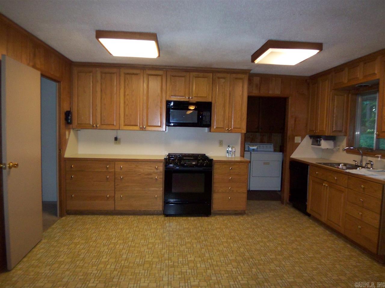 BEAUTIFUL LAKEVIEW - Residential