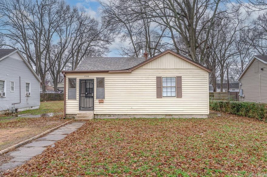 Welcome to market this charming home located in the Worthington Park Subdivision perfect for an investor to add to their portfolio. 2bd/1ba cash flowing with a monthly rental amount of $750. Lease ends 05/31/2026 and professionally managed by Crestcore. Motivated Sellers! Bring all offers. DO NOT DISTURB TENANTS. Showings and inspections contingent upon an accepted contract only. Home being sold as a part of a 3 house package in the same area but can be sold separately. Cash or conventional financing only. Other properties are 1913 Sula & 1805 Goodwin