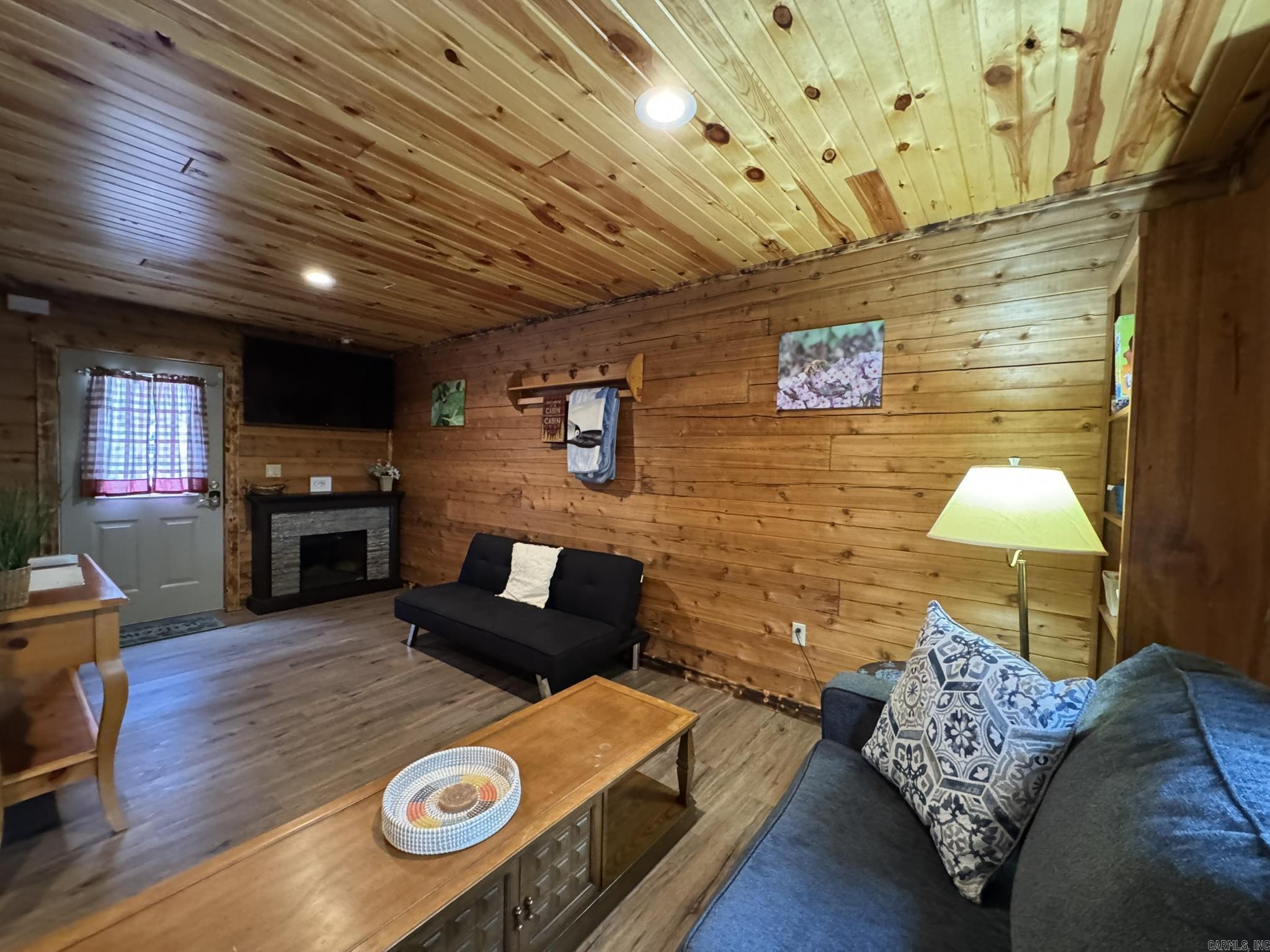 WOODLAND TERRACE FARMS - Residential