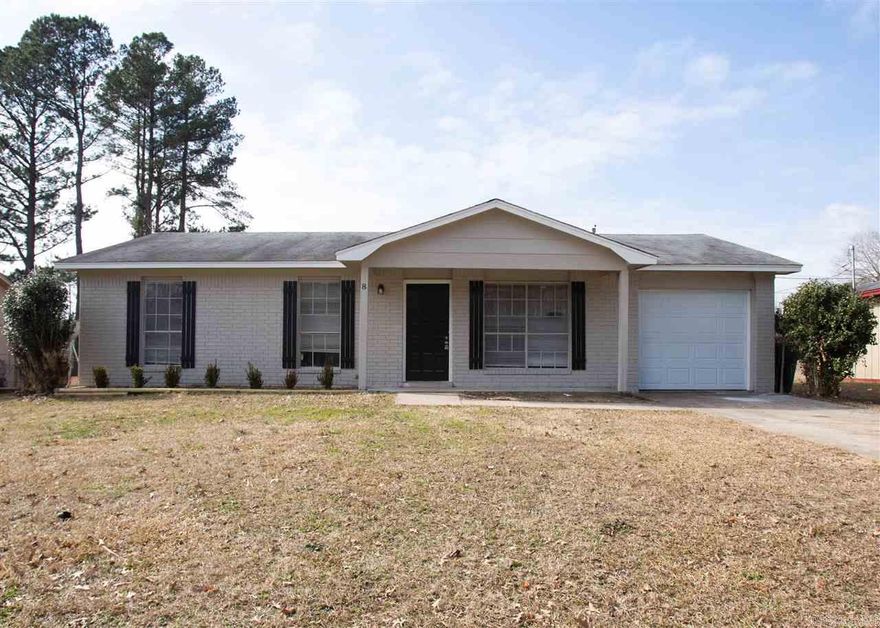 3Bd/1.5 Ba home in Southwest. Newly Renovated with hardwood floors and new carpet . Ceiling fans ! Move in ready !