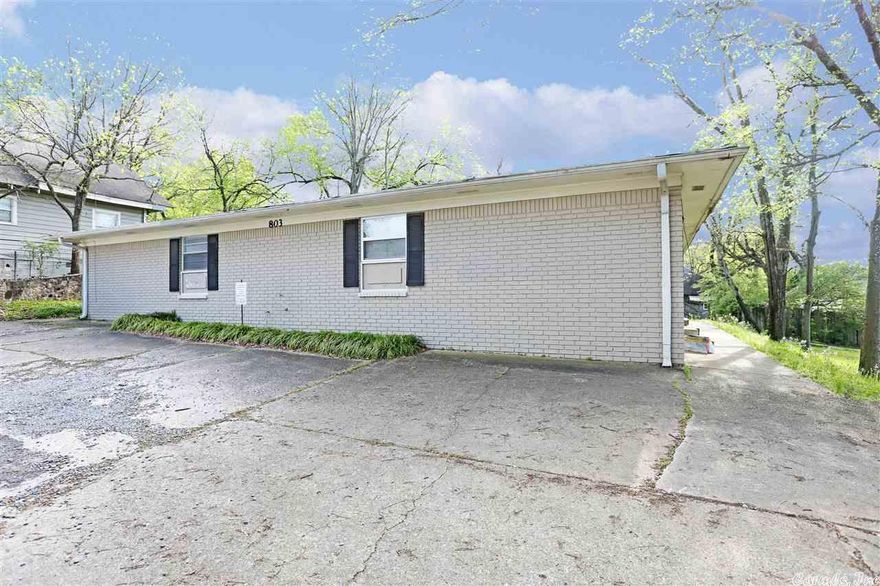 This studio apartment is in the heart of Hillcrest and the perfect value for a single person wanting to live in the heart of it all. Completely remodeled studio with all new electric appliances. Tenant pays electric plus $60 monthly for water and trash. Parking on premises. Deposit same as rent.