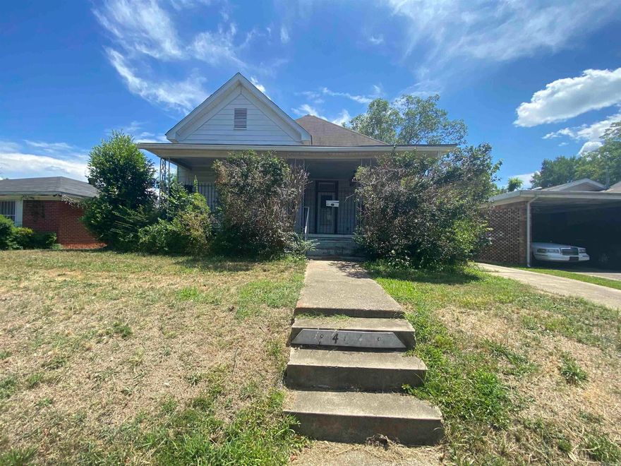 A hidden gem in Hot Springs waiting for you to make it the perfect starter home.  This home is close all Hot Springs has to offer and has wood floors all through out as well as tall ceilings.  Call your agent today!! Sold AS IS WHERE IS.  Agents see remarks.