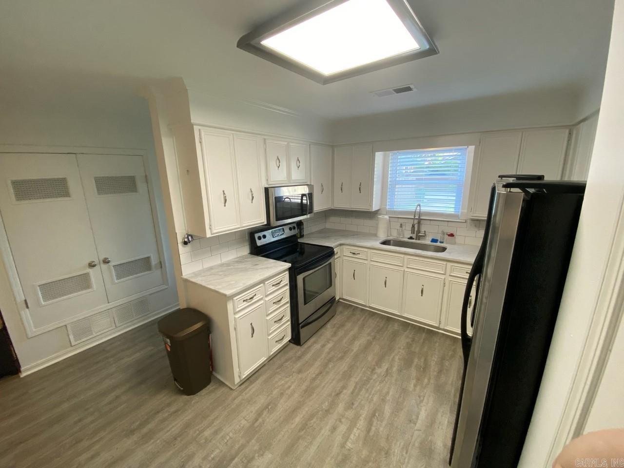 Updated 2 bed/1.5 bath townhome. Amazing location in heart of downtown/Argenta. Features large primary bedroom and jack n Jill bathroom with separate sinks and toilets upstairs.