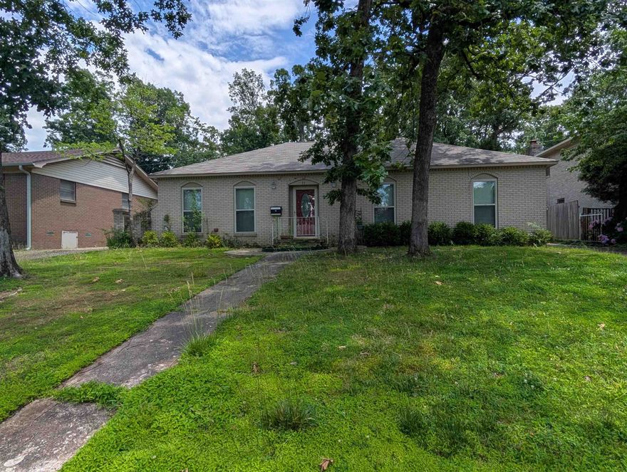 3 bed 2 bath home in West Little Rock featuring 2 living areas, eat in kitchen, flat lot.