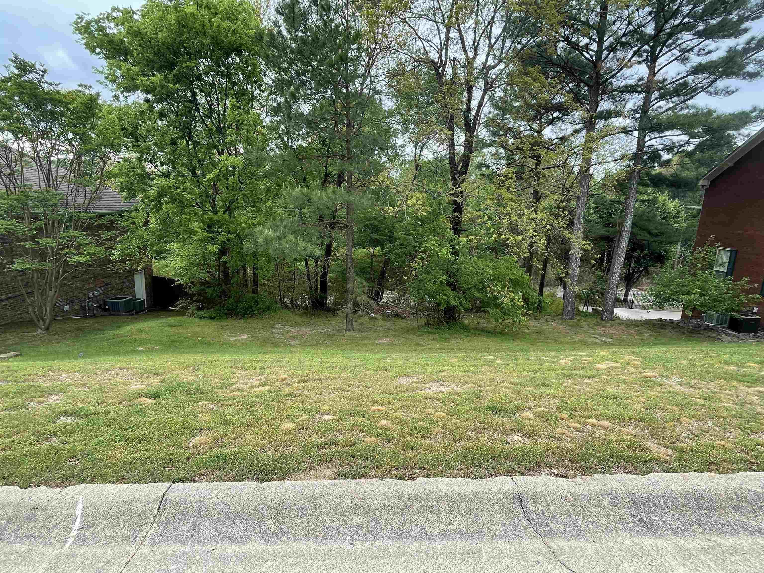 Vacant building lot located in 55+ community. Close to area amenities and Oaklawn Racetrack! Utilities are available. Owner/Agent
