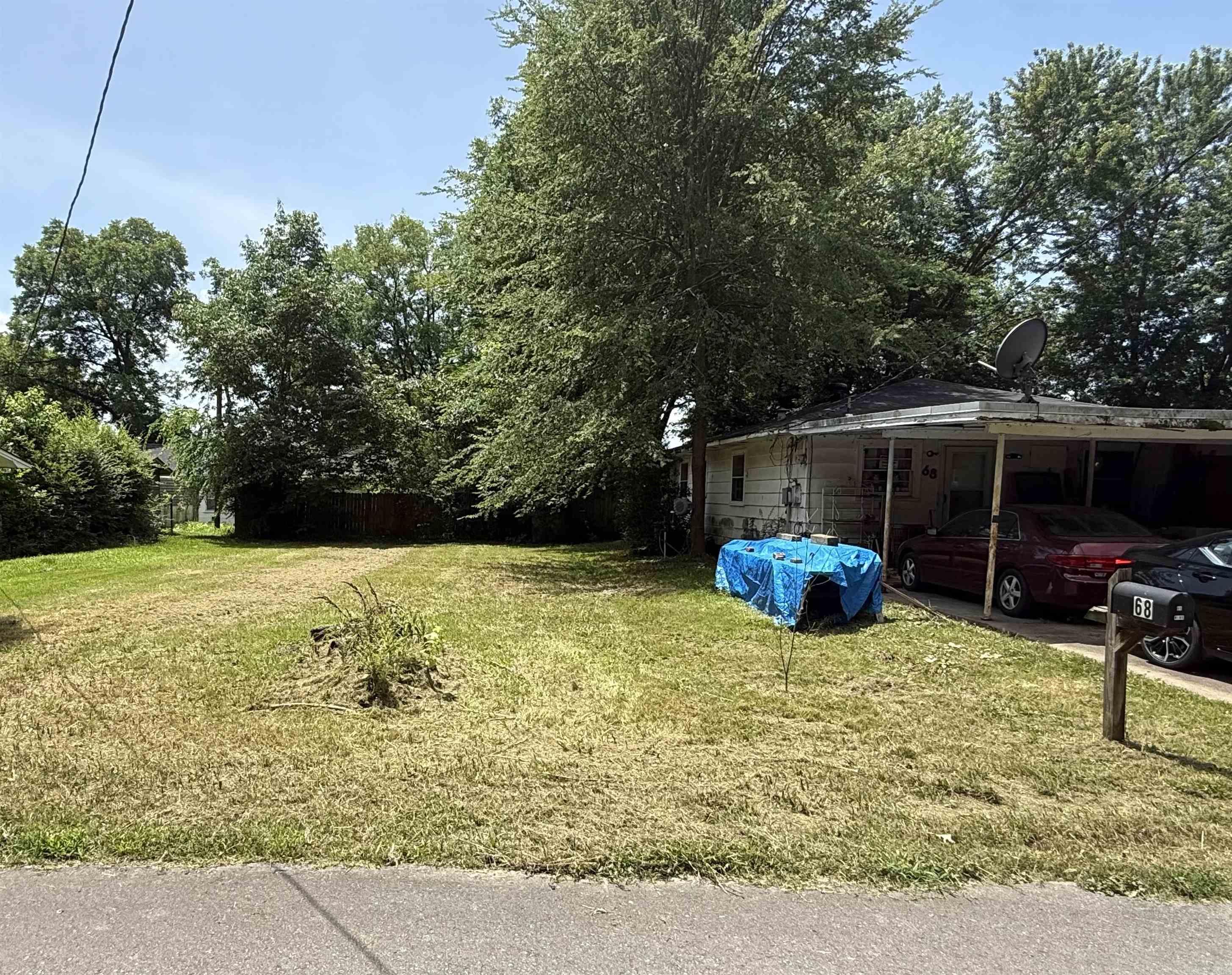 Looking for that lake life? This vintage 3BR/1BA home is located at Lake Conway on a double lot and features well maintained and unique solid wood built-ins, a large living area and well apportioned bedrooms. It has a new roof (2024), new HVAC (2023), updated plumbing (2021) and is a block from Lake Conway to live all your lake life dreams! While city water, it does have a new well that could be used. Whether youāre an investor or just someone who loves the Lake and has a DIY spirit, this is a great opportunity to make it just the way you want to! Two additional lots directly across the street are also available.