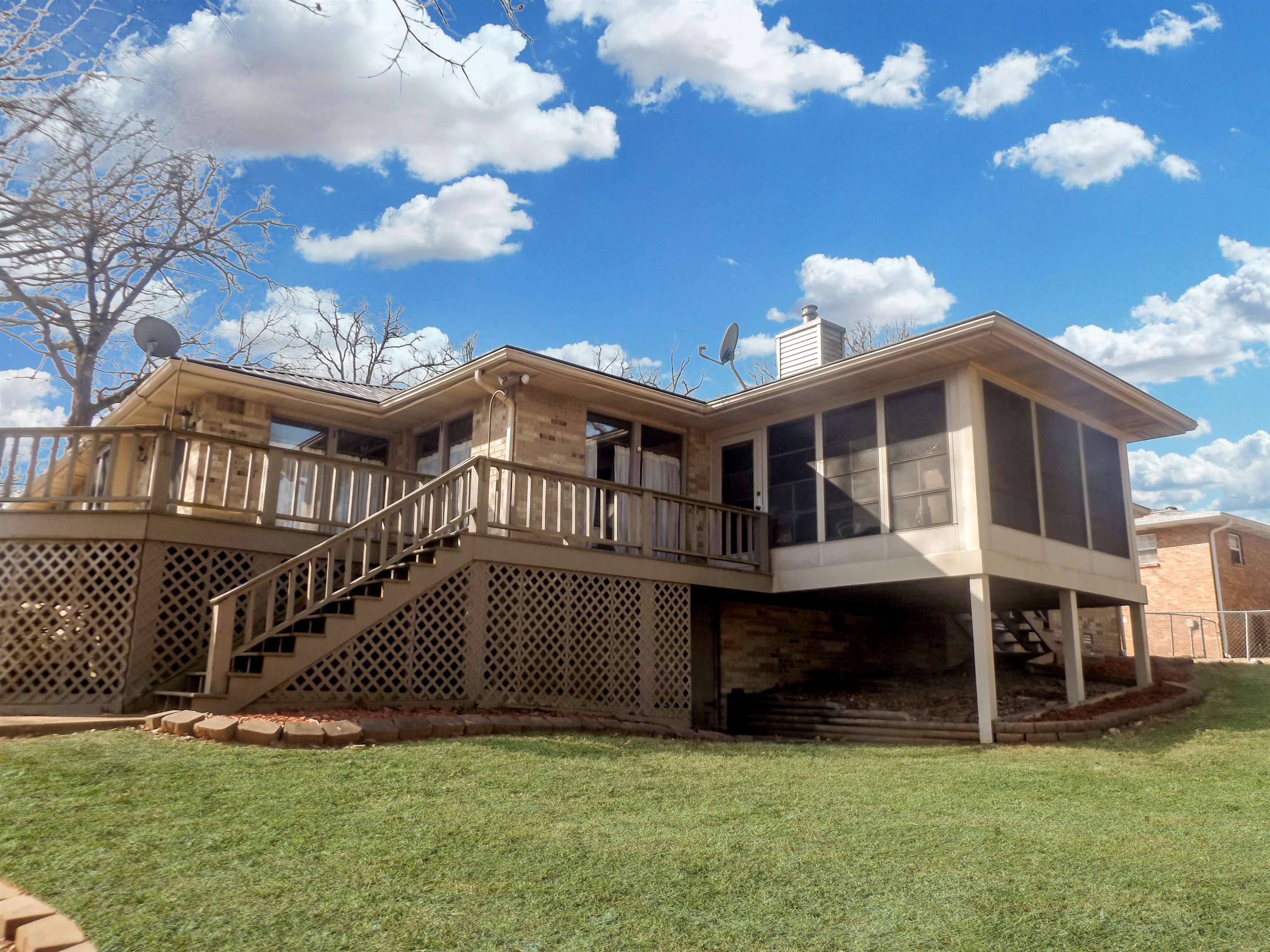 Amazing, custom built 3 bedroom, 2.5 bathroom, 2418 sq. ft. home with lake view! Features wood flooring, metal roof, on spacious corner lot! Experience this peaceful subdivision while sitting on your deck and enjoying your proximity to Lake Norfork. ONLY $299,900!