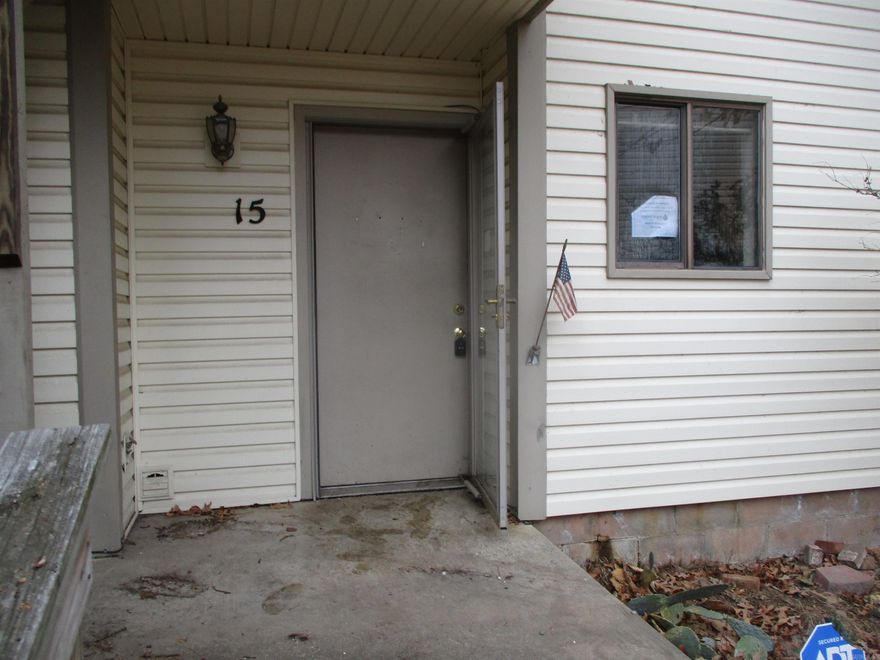 2 bedroom, 2 bath  Single level, ground floor unit. Fantastic location, easy commute to LR or Conway, right by Maumelle Community Center. MULTIPLE OFFERS HIGHEST AND BEST OFFERS due Monday 04/01/2024 at 11:59 PM “All offers must be submitted by the buyer’s agent using the online offer management system. Access the system via the link below. A technology fee will apply to the buyer’s broker upon consummation of a sale.”  Offer link to property:  http://www.spsreo.com/?c=7A22